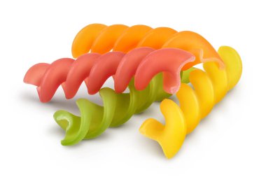 ham Fusilli renkli makarna, beyaz zemin üzerinde izole edilmiş kırpma yolu ve tam derinlik alan