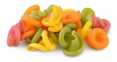 Beyaz arkaplanda izole edilmiş ham renkli makarna kırpma yolu ve tam derinlik alan