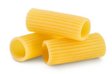 Çiğ italyan Rigatoni makarnası kesme yolu ve tam derinlik ile beyaz zemin izole