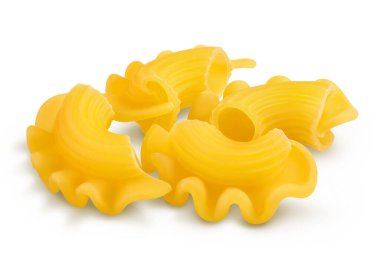 Beyaz arka planda, kesme yolu ve geniş bir alana yayılmış, makarna aromalı makarna.