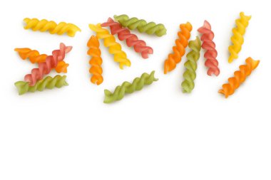 Çiğ Fusilli renkli makarna, kırpma yolu ile beyaz zemin üzerinde izole. Metnin için kopyalama alanı olan üst görünüm. Düz yatıyordu