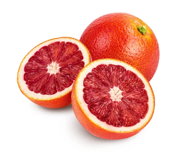 Czerwone pomarańcze wyizolowane na białym tle ze ścieżką wycinania i pełną głębią pola — Zdjęcie stockowe