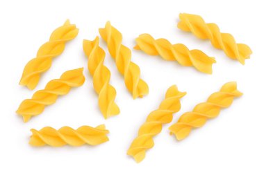 Çiğ Fusilli makarna, beyaz arka planda izole edilmiş, kırpma yolu ve tam alan derinliği var. Üst Manzara. Düz yatıyordu