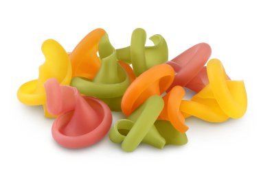 Beyaz arkaplanda izole edilmiş ham renkli makarna kırpma yolu ve tam derinlik alan