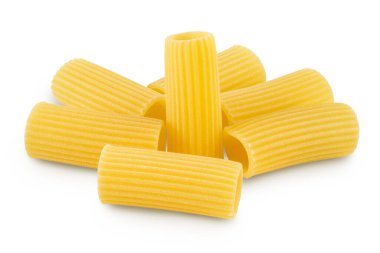 Çiğ italyan Rigatoni makarnası kesme yolu ve tam derinlik ile beyaz zemin izole