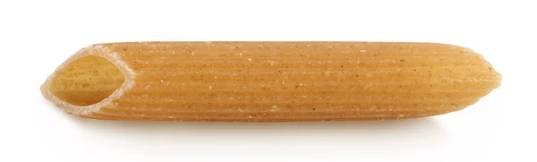 Makaron penne z pszenicy durum izolowany na białym tle ze ścieżką wycinania i pełną głębią pola. — Zdjęcie stockowe