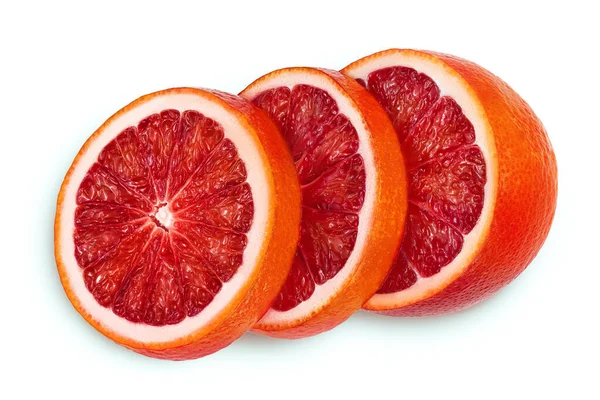 Шматочки червоних апельсинів крові ізольовані на білому тлі з відсічним контуром. Вид зверху. Плоский прошарок — стокове фото