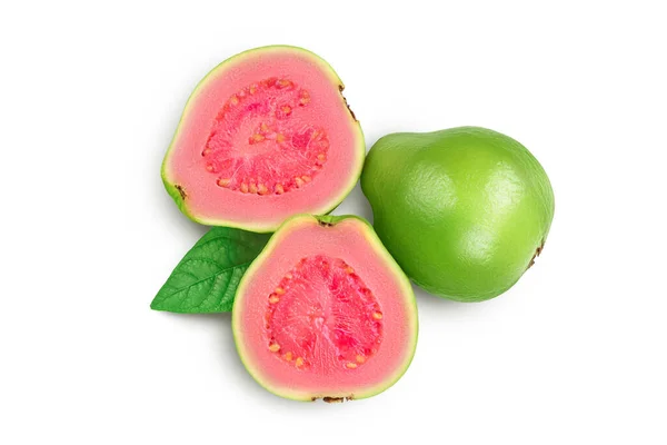 Guava fruit met plakjes geïsoleerd op witte achtergrond met clipping pad en volledige diepte van het veld. Bovenaanzicht. Vlakke plaat — Stockfoto