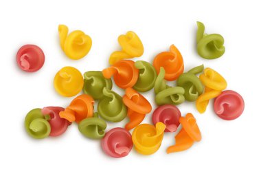 Ham renkli makarna beyaz zemin üzerinde izole edilmiş kırpma yolu ve tam derinlikte alan. Üst Manzara. Düz yatıyordu