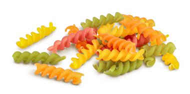 ham Fusilli renkli makarna, beyaz zemin üzerinde izole edilmiş kırpma yolu ve tam derinlik alan
