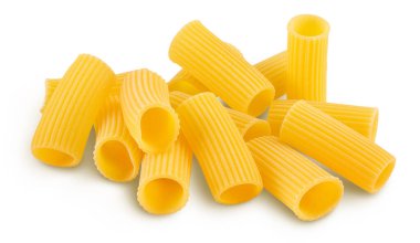 Çiğ italyan Rigatoni makarnası kesme yolu ve tam derinlik ile beyaz zemin izole