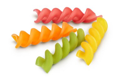 ham Fusilli renkli makarna, beyaz zemin üzerinde izole edilmiş kırpma yolu ve tam derinlik alan