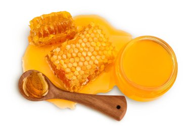 Bal petekleri ve bal birikintisi beyaz arka planda izole edilmiş kırpma yolu ve geniş bir alan. Üst Manzara. Düz yatıyordu