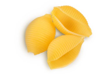 Pişmemiş kurutulmamış conchiglie. Çiğ organik kabuklu makarna kesme yolu ve geniş bir alana yayılmış. Üst Manzara. Düz yatıyordu