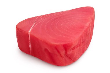 Taze ton balığı fileto bifteği kesme yolu ve tam derinlikte beyaz arka planda izole edilmiş.