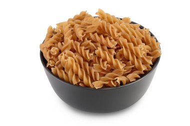 Beyaz zemin üzerinde izole edilmiş, kırpma yolu ve tam derinlikte bir tarla ile karton buğdaydan Wolegrain fusilli makarna..