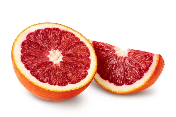 Червоні кров'яні апельсини наполовину і скибочки ізольовані на білому тлі з відсічним контуром і повною глибиною різкості — стокове фото