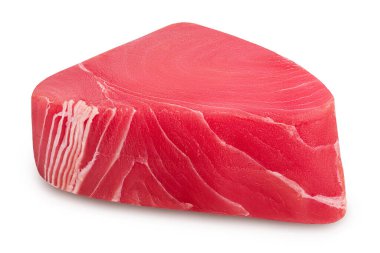 Taze ton balığı fileto bifteği kesme yolu ve tam derinlikte beyaz arka planda izole edilmiş.