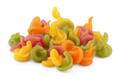 Beyaz arkaplanda izole edilmiş ham renkli makarna kırpma yolu ve tam derinlik alan