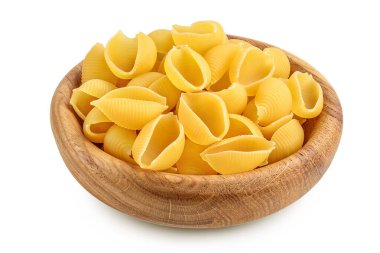 Ahşap kasede pişmemiş kurutulmamış conchiglie. Çiğ organik kabuklu makarna, kesme yolu ve tam derinlikteki beyaz deniz tabanında izole edilmiş.