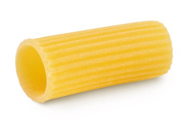 Çiğ italyan Rigatoni makarnası kesme yolu ve tam derinlik ile beyaz zemin izole