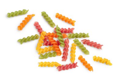 Çiğ Fusilli renkli makarna, beyaz arka planda izole edilmiş, kırpma yolu ve tam derinlikte. Üst Manzara. Düz yatıyordu