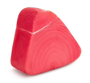 Taze ton balığı fileto bifteği kesme yolu ve tam derinlikte beyaz arka planda izole edilmiş.