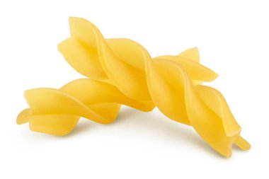 Çiğ Fusilli makarna, kırpma yolu ve tam derinlik ile beyaz arkaplan izole