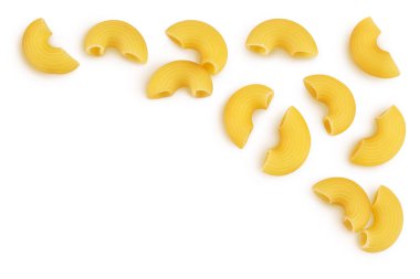 Beyaz arka planda izole edilmiş çiğ makarna kırpma yolu ve tam derinlik. Metnin için kopyalama alanı olan üst görünüm. Düz yatıyordu