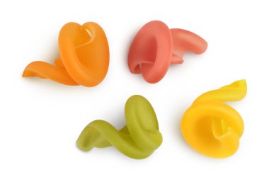 Ham renkli makarna beyaz zemin üzerinde izole edilmiş kırpma yolu ve tam derinlikte alan. Üst Manzara. Düz yatıyordu