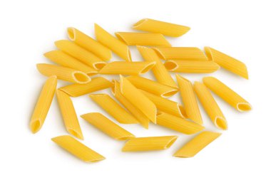 Çiğ İtalyan makarna, beyaz arka planda izole edilmiş kırpma yolu ve tam derinlik. Üst Manzara. Düz yatıyordu