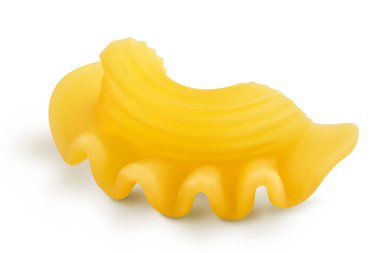 Beyaz arka planda, kesme yolu ve geniş bir alana yayılmış, makarna aromalı makarna.