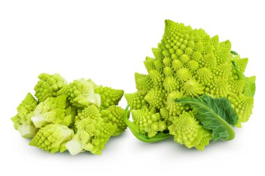 Romanesco brokoli lahanası ya da Roma Karnabaharı kesme yolu ve geniş bir alan derinliği olan beyaz arka planda izole edilmiş