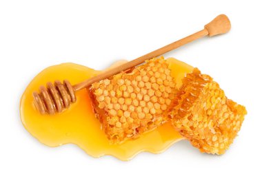 Bal petekleri ve bal birikintisi beyaz arka planda izole edilmiş, kırpma yolu ve tam derinlikte bir alan. Üst Manzara. Düz yatıyordu