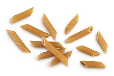 Buğdaydan yapılan Wolegrain makarna kesme yolu ve geniş bir alana yayılmış beyaz arka planda izole edilmiş. Üst Manzara. Düz yatıyordu,