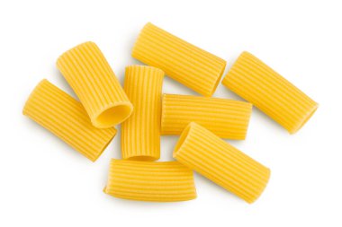 Çiğ italyan Rigatoni makarnası kesme yolu ve geniş bir alana yayılmış beyaz arka planda izole edilmiş. Üst Manzara. Düz yatıyordu