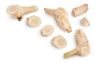 Kesme yolu ile beyaz arkaplanda izole edilmiş dilimleri olan taze galangal kök. Metnin için kopyalama alanı olan üst görünüm. Düz yatıyordu