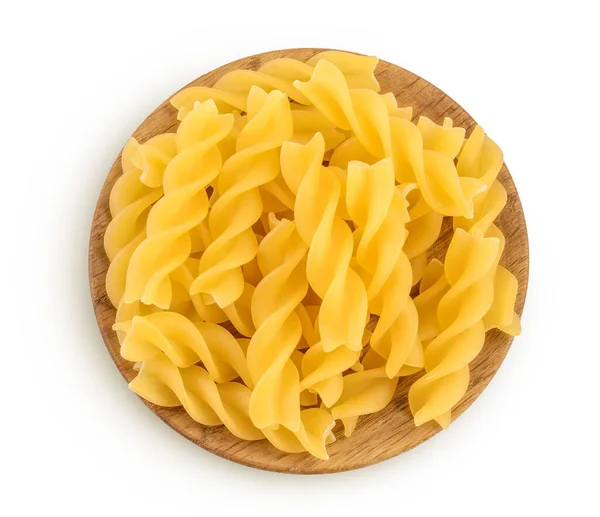 Rauwe Fusilli pasta in houten kom geïsoleerd op witte achtergrond met knippad en volle velddiepte. Bovenaanzicht. Vlakke plaat — Stockfoto