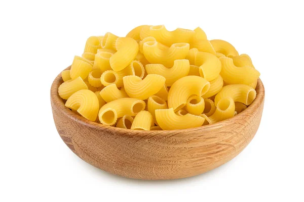 Rauwe macaroni pasta in houten kom geïsoleerd op witte achtergrond met knippad en volle velddiepte — Stockfoto