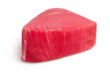 Taze ton balığı fileto bifteği kesme yolu ve tam derinlikte beyaz arka planda izole edilmiş.