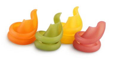 Beyaz arkaplanda izole edilmiş ham renkli makarna kırpma yolu ve tam derinlik alan