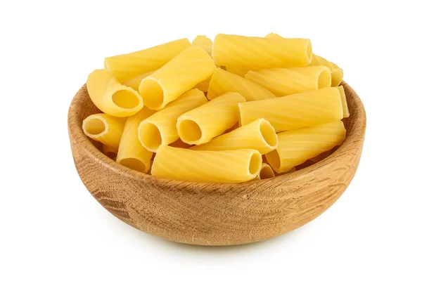 Rauwe Italiaanse Rigatoni pasta in houten kom geïsoleerd op witte achtergrond met knippad en volle velddiepte — Stockfoto