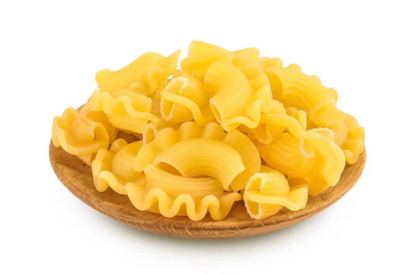 Pasta cornetti creste macaroni σε ξύλινο μπωλ που απομονώνεται σε λευκό φόντο με μονοπάτι αποκοπής και πλήρες βάθος πεδίου — Φωτογραφία Αρχείου