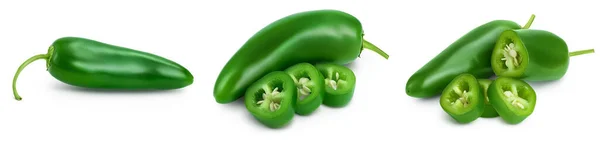 Jalapeno paprika izolált fehér alapon. Zöld chilis paprika vágási úttal és teljes mélységű mezővel. Készlet vagy gyűjtemény — Stock Fotó