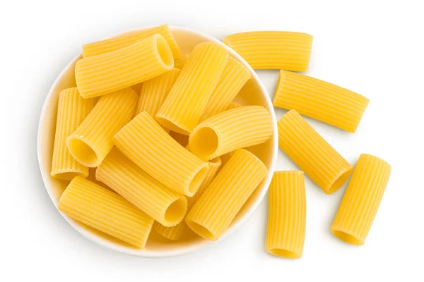 Pasta Rigatoni cruda italiana in ciotola di ceramica isolata su fondo bianco con percorso di ritaglio e piena profondità di campo. Vista dall'alto. Posa piatta — Foto Stock