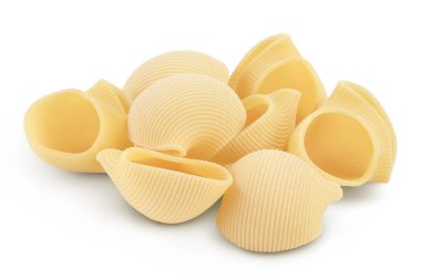 Lumaconi makarnası kırpma yolu ve tam derinlikteki beyaz arkaplanda izole edildi