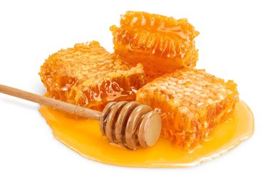 Bal petekleri ve bal birikintisi kırpma yolu ve tam derinlikteki beyaz arkaplanda izole edildi