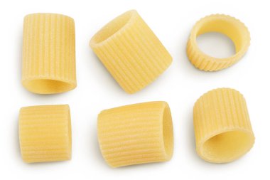 Beyaz arka planda kırpma yolu ile izole edilmiş çiğ İtalyan makarnası. Mezze Maniche Rigate Bronz madalyası. Üst Manzara. Düz yatıyordu. Ayarla ya da topla