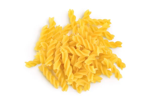 Сырой Fusilli pasta, изолированный на белом фоне с дорожкой обрезки и полной глубиной поля. Вид сверху. Плоский лежал — стоковое фото