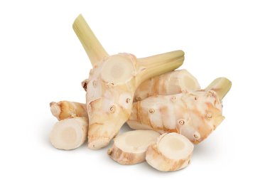 Kesme yolu ve tam derinlik alan ile beyaz arkaplan üzerinde izole dilimler ile taze galangal kök.